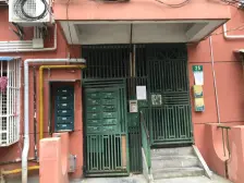 小区花园位置,停车位充足,配套齐全.