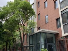 主卧朝南,环境优美,交通便利,居家装修