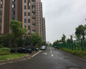 诚售,精装修保养好,楼层好,得房率高,配套成熟。