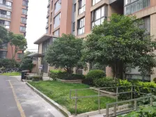 主卧朝南,环境优美,交通便利,居家装修