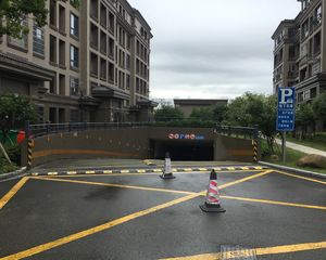 满屋唯一精装自住好楼层房东诚心出售