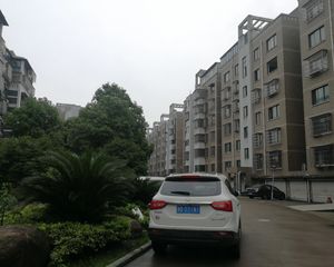 靠东部新城,此房位置佳,视野宽阔,采光充足