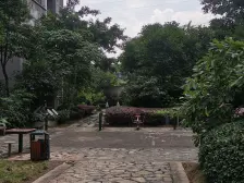 南桥寺轻轨站出口,清水2房,带阳台,可自己设计装修