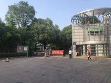 万达商圈 有院子 有车位 房东诚心出售