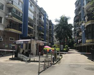 光明港旁改善社区,户型采光好,精装修大3房.