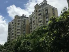 一楼带院子,保利物业交通便捷,三开间朝南,双卫全明户型!