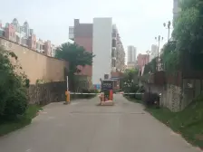 房东自己住的精装修,有储藏室,看房方便地铁口的房子