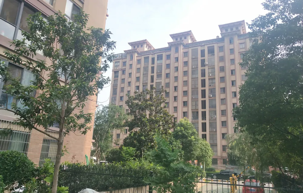 绿地香颂旁《聚湖半岛毛坯刚需两房 双阳台采光无遮 有钥匙随时看