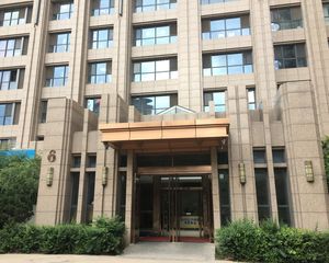 房子满五楼层好配套设施齐全交通便利繁华地段。