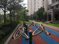 高铁站旁次新小区、精装修小三房