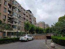 客厅带阳台,环境优美,精装修,一楼送花园