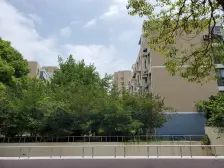 此房满五年,看房方便,中间位置