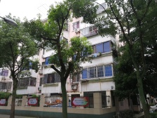 户型方正,低楼层双天井,出入方便。。