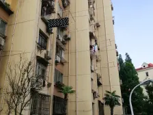 一梯两户,房东诚意出售,小区做过美丽家园改造,交通便捷