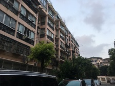 电梯房,主卧朝南,南北通透,交通便利,小区中心位置