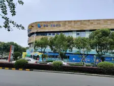 房子的户型很好,小区的位置也很好,出行方便,配套成熟,