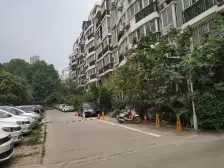 地铁口5号线,满五年,社区氛围好 带大露台 可停车