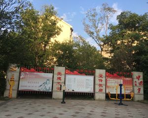地铁旁精装两室两厅 位于小区中间位置不临街环境安静