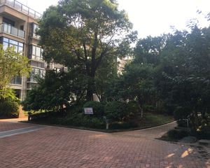 天使水榭湾南北通透,采光好装修好,环镜优美近地铁周边匹套完善,,出行方便