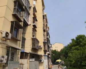 荟康苑低楼层南北两居客厅双窗随时可看