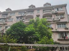 位于地铁口,商场众多生活方便。