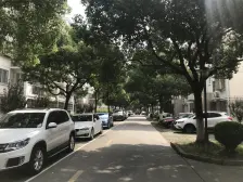 顶楼带阁楼,使用面积多一些,出行方便,全明户型