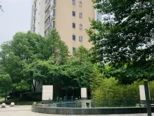 中间位置顶复,有双车位,诚意出售,价格能商量