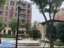 带花园的横厅落地窗洋房 带20平米的花园