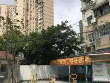 小区中间位置,位置安静,视野开阔区中间位置