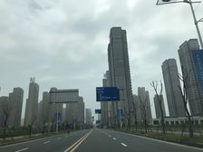 带地下室花园大.两个车位纯毛坯绿化好