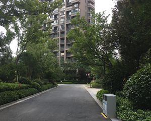 地段好,环境好,配套设施齐全,生活方便,交通便利。