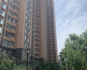 筑华年满五年,正对小区花园,前后不临街