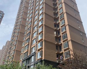 2012年次新筑华年南向精装2居位置佳带产权车位
