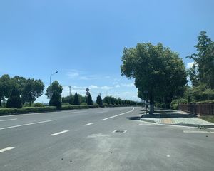 此房房东精装自住,,还有一个车位,