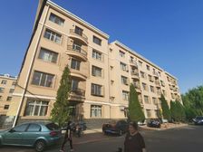 此房为步梯三楼,采光好,楼间距宽,视野宽阔。