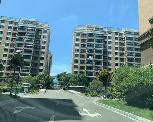 此房房东精装自住,精装修没怎么住过