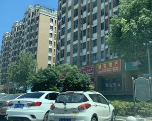 小区环境优美,空气清新,楼层户型俱佳,采光充足。