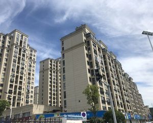 地铁口,电梯精装三室,诚心出售