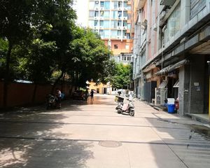 好莱坞商业广场 1室1厅 西南