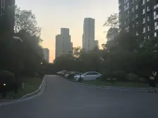 (小区中间景观位置)4房2卫。楼层好。全天采光。看中可谈。