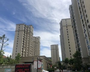 此房房龄新,户型方正,采光充足,精装修