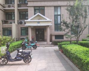 新出盛世华庭毛坯两室,看房有钥匙。