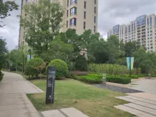 好位置,中间俯瞰大花园,室外泳池