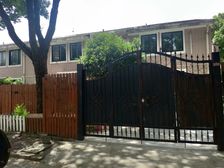 东邻湖、房子新装修,4套房 拎包入住,占地大