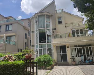 联排东边套,大花园150平,南花园南临河,停车方便