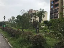 小区环境优美,有游泳池篮球场,羽毛球场