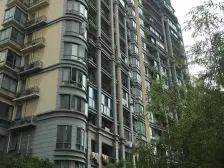 小区广场位置,大面积房源诚意出售,带产权车位