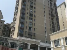 此房满五,自住简单装修,有车位可租赁,小区环境好