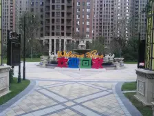 此房采光不错,位于公园茂商场楼上,出门公园