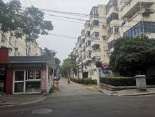 新上轻轨口彩香一村三区带车库非顶楼房东诚心出售